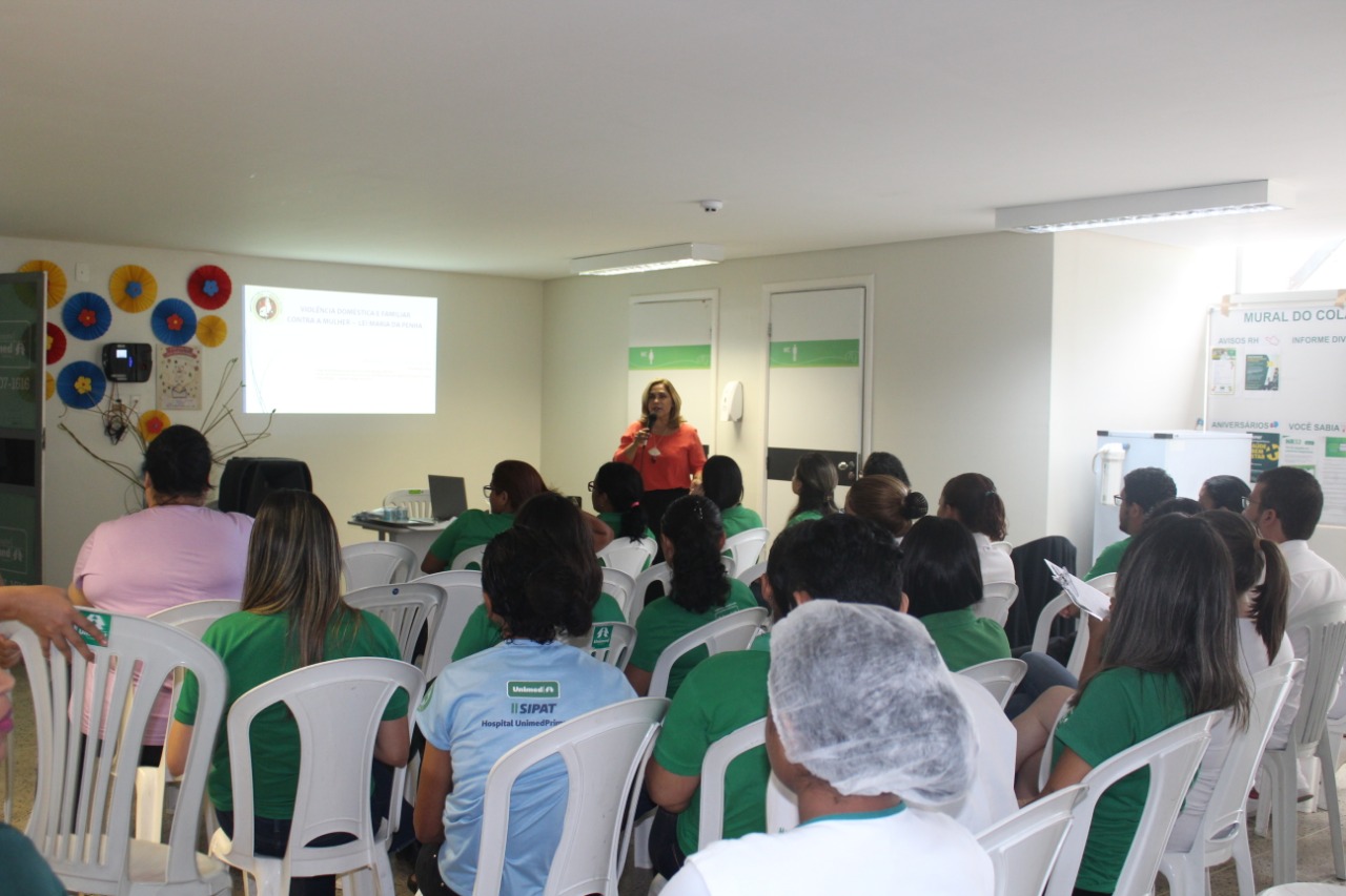 Promotora de Justiça ministrando palestra