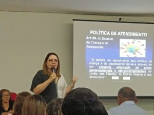 Promotora de Justiça ministrando palestra