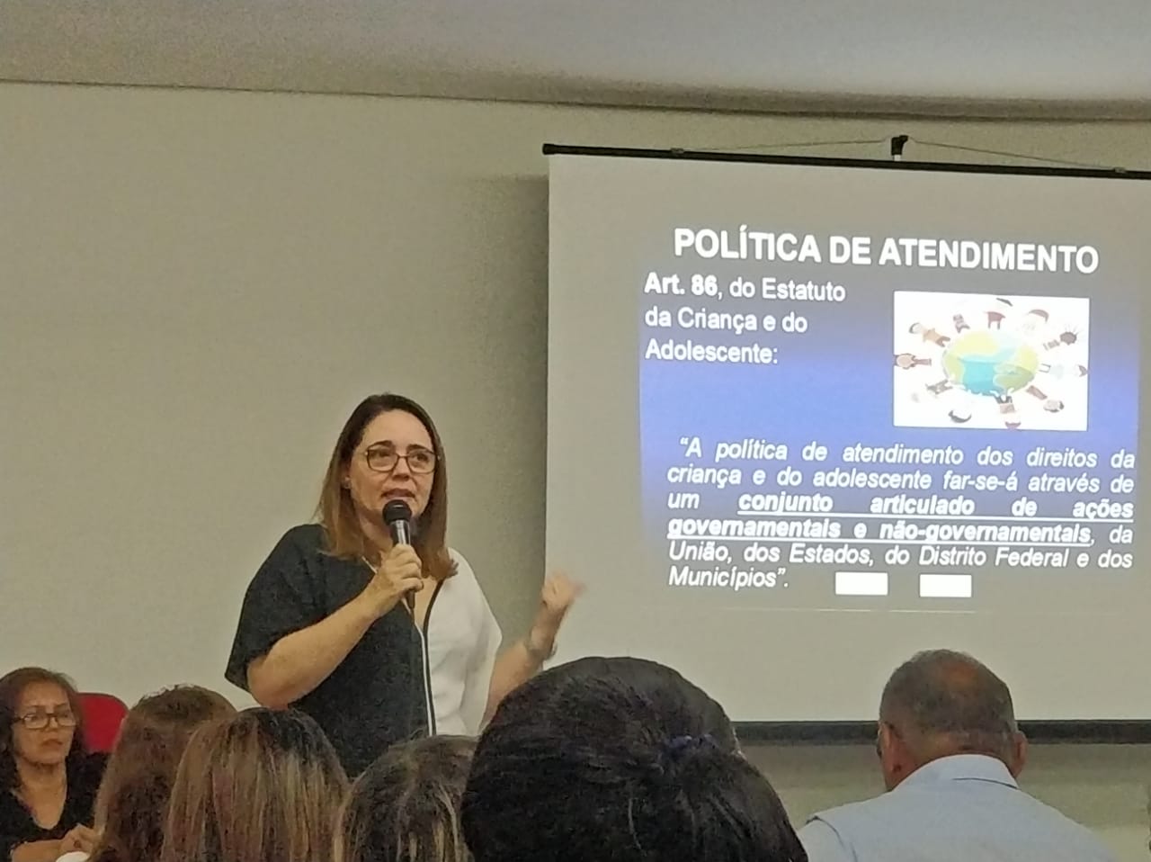Promotora de Justiça ministrando palestra