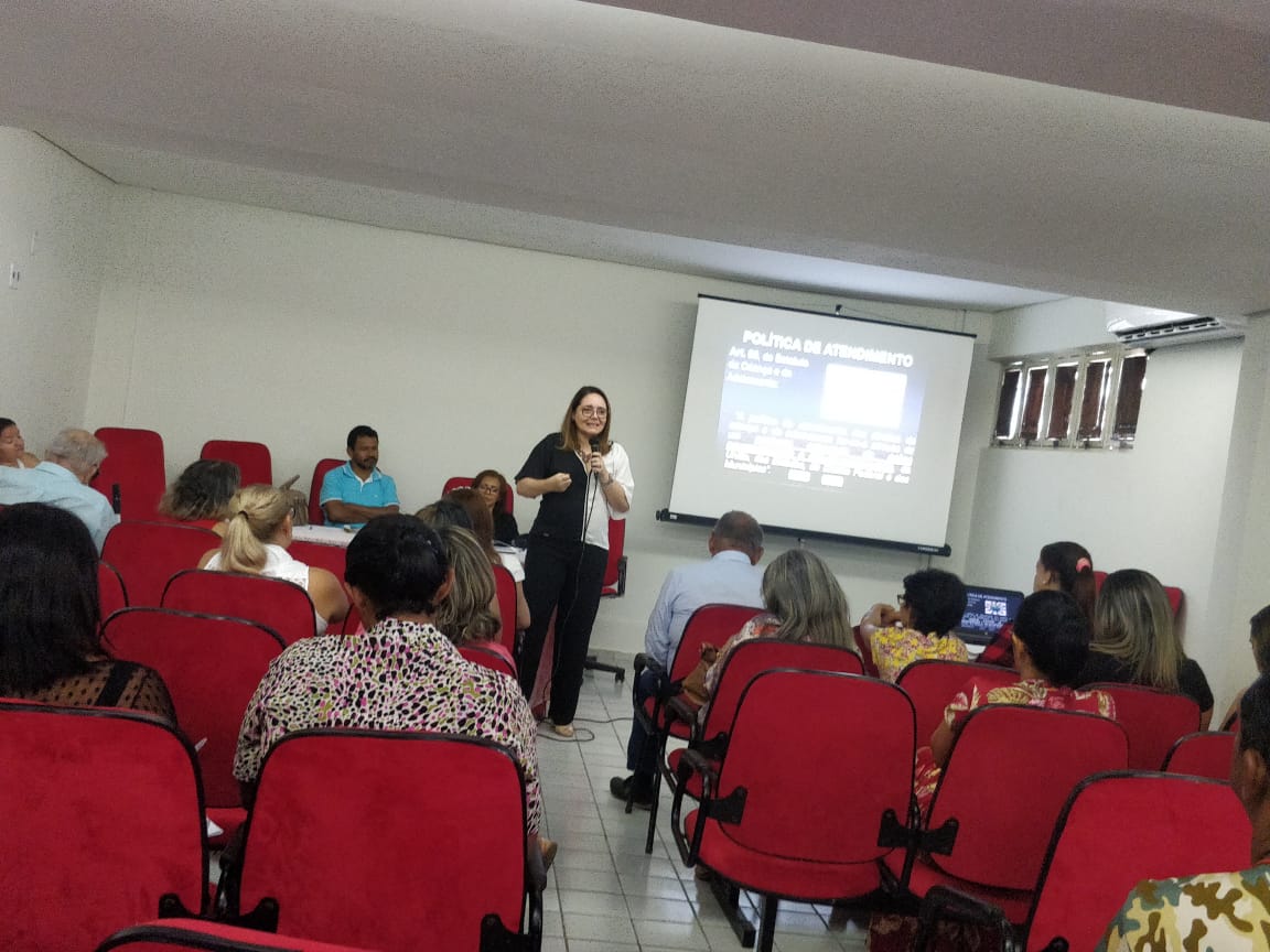 Promotora de Justiça ministrando palestra