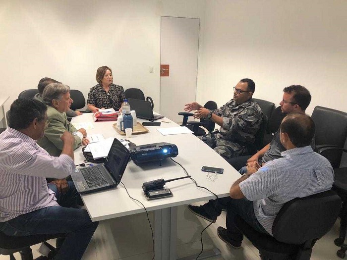 pessoas sentadas