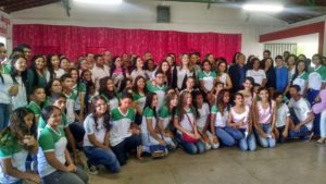 Promotor de Justiça com alunos participantes do projeto