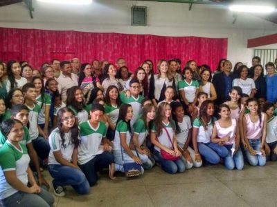 Promotor de Justiça com alunos participantes do projeto