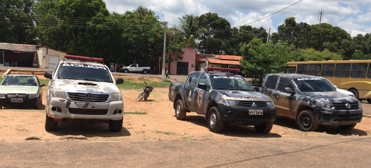 Viaturas em frente ao Fórum de Parnaguá