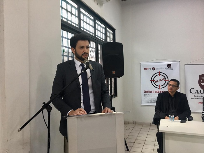 pessoa falando em pé