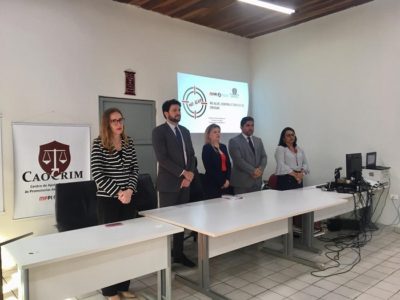 pessoas em pé