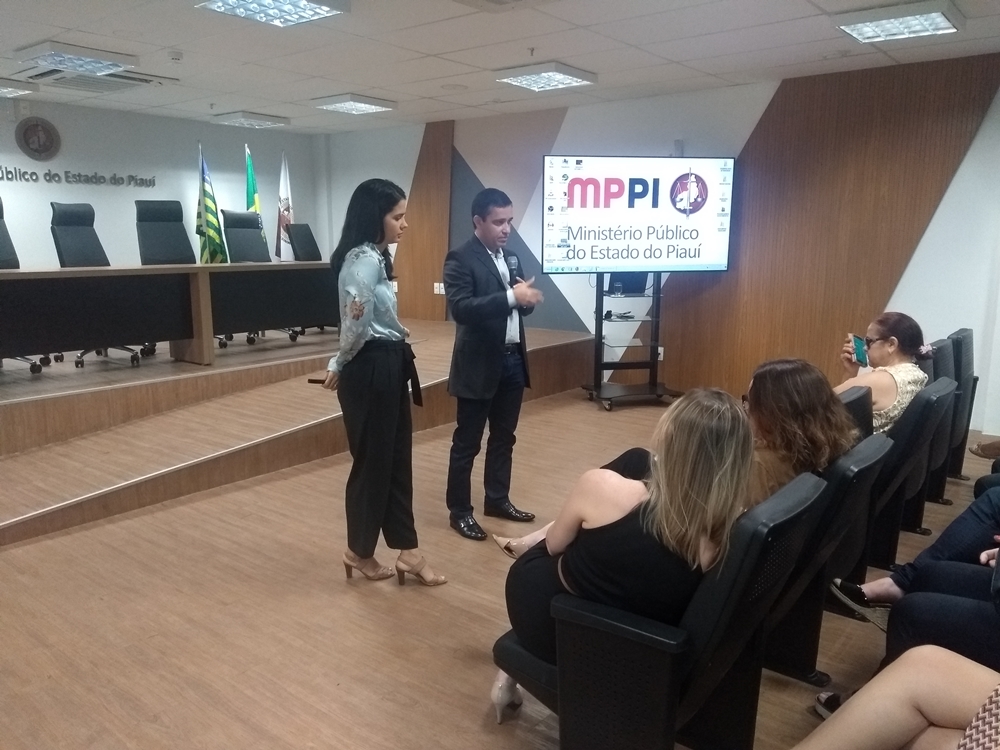 Procurado do Trabalho da 22ª Região Edno Moura ao lado da Procuradora do Trabalho Natália Azevedo.