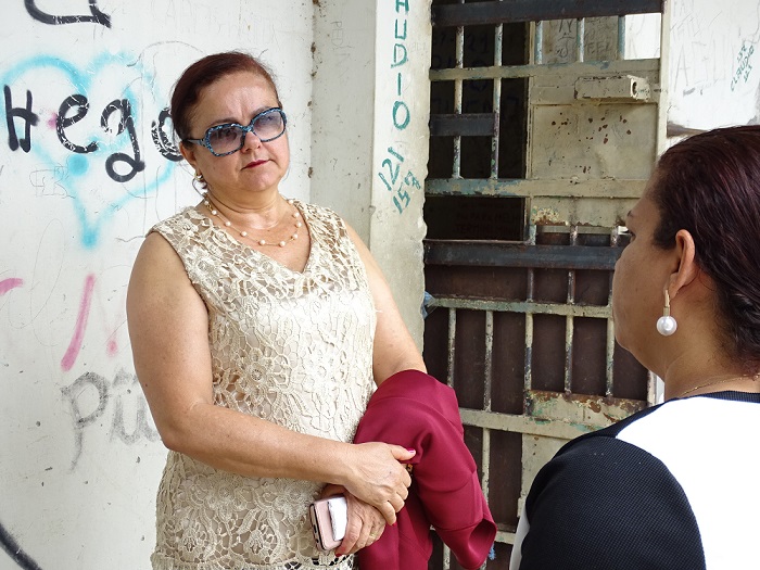 Promotora de Justiça Francisca Vieira durante inspeção no CEM, a frente da diretora do local.