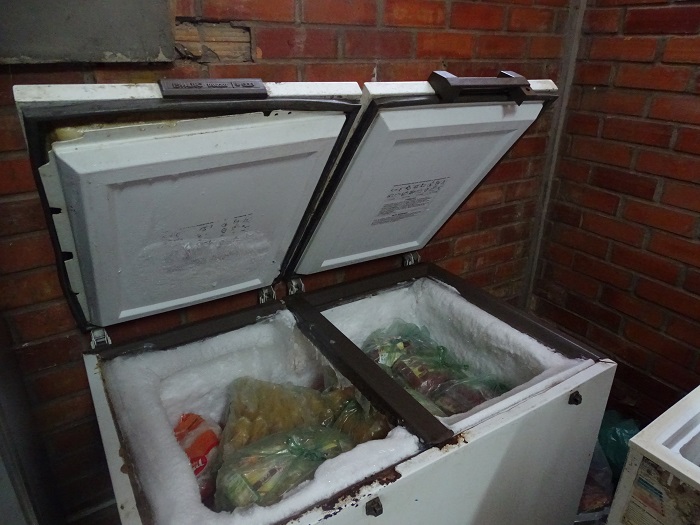 Aparelho freezer em péssimo estado para conversar alimentos. Portas danificadas e com ferrugem.