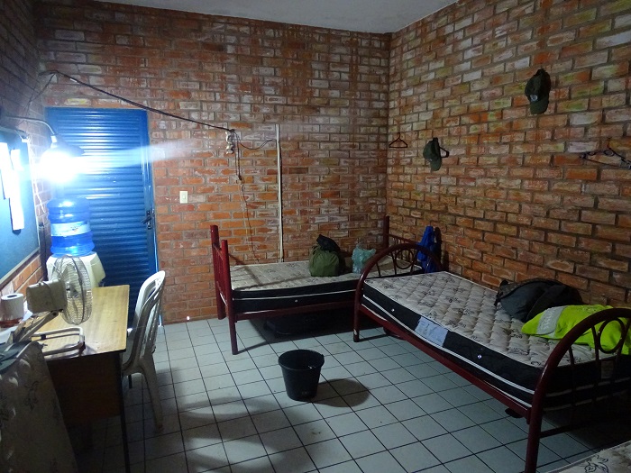 Dormitório usado por agentes de segurança do CDC. No local, problemas com goteiras, infiltração nas paredes e teto, pouca ventilação e baixa luminosidade.