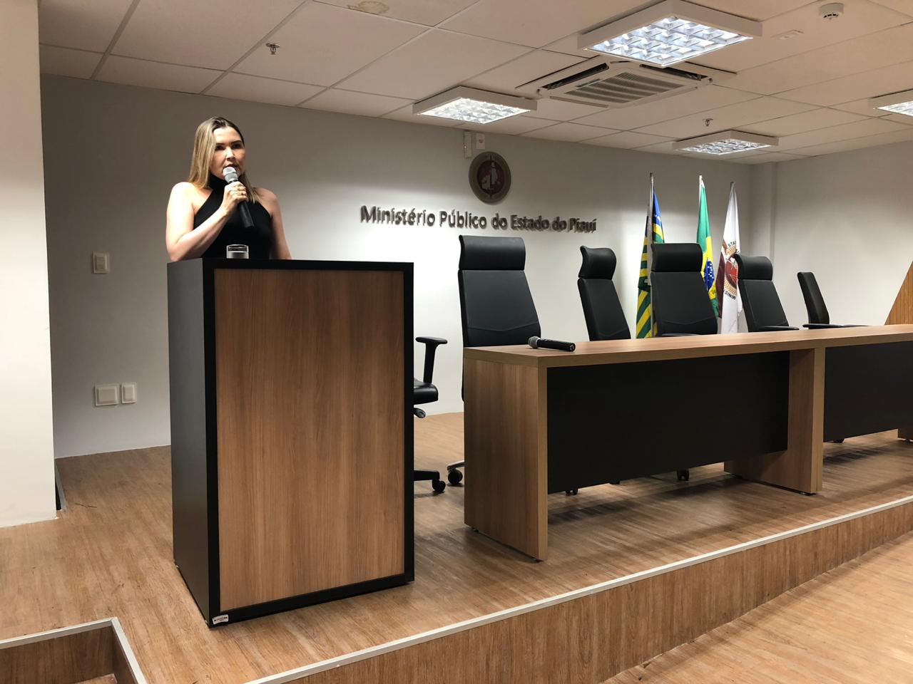 Coordenadora do CAODIJ, Promotora de Justiça Lia Burgos, fala em pulpito para convidados da capacitação.