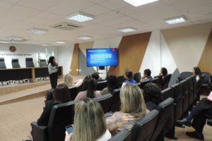 Procuradora do Trabalho, Natalia e Silva Azevedo, palestra sobre Trabalho Infantil e aparece a frente do público no auditório do MPPI