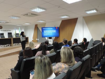 Procuradora do Trabalho, Natalia e Silva Azevedo, palestra sobre Trabalho Infantil e aparece a frente do público no auditório do MPPI