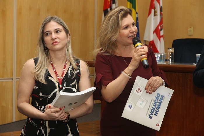 Promotora Carmelina Moura em lançamento da revista