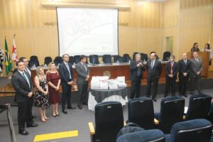 Promotora Carmelina Moura em lançamento da revista