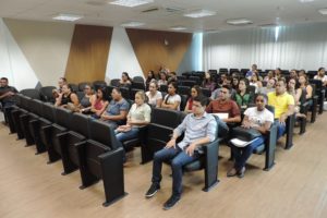 Pessoas sentadas em auditório