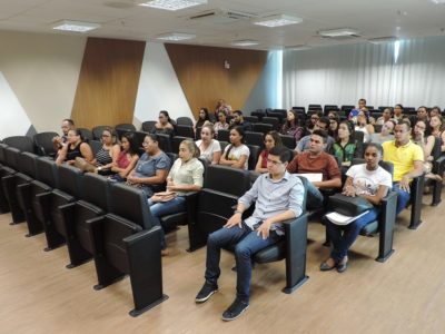 Pessoas sentadas em auditório