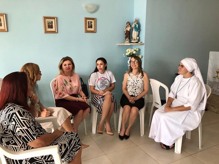 Pessoas sentadas conversando