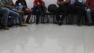 Homens sentados em sala de aula