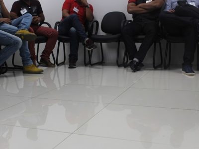 Homens sentados em sala de aula