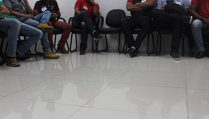 Homens sentados em sala de aula