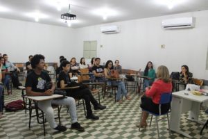 Pessoas sentadas em sala de aula