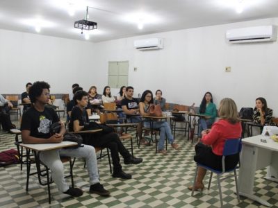 Pessoas sentadas em sala de aula