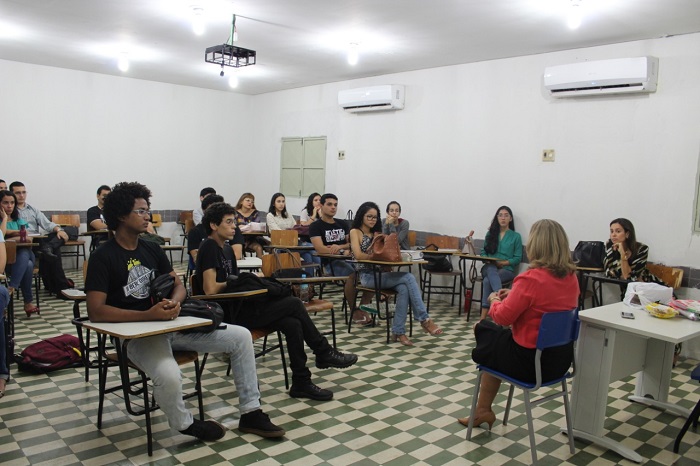 Pessoas sentadas em sala de aula