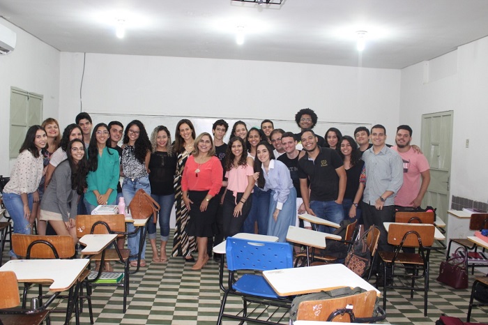Pessoas de pé sorrindo e sorrindo 