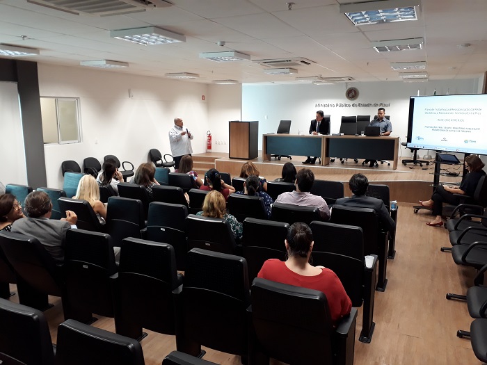 Pessoas sentadas em auditório 