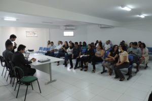 Pessoas sentadas em auditório
