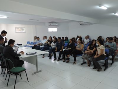 Pessoas sentadas em auditório
