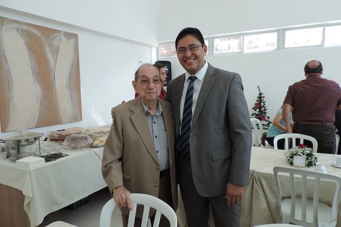 Dois homens de pé sorrindo
