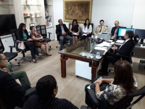 Pessoas sentadas em círculo