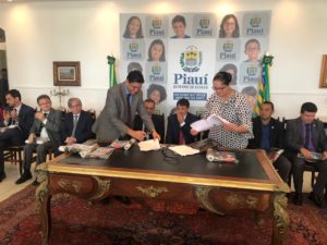 PGJ assinando termo