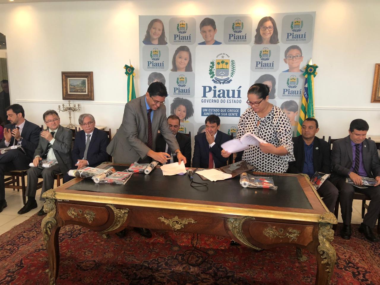 PGJ assinando termo