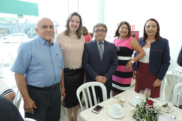 Pessoas de pé sorrindo