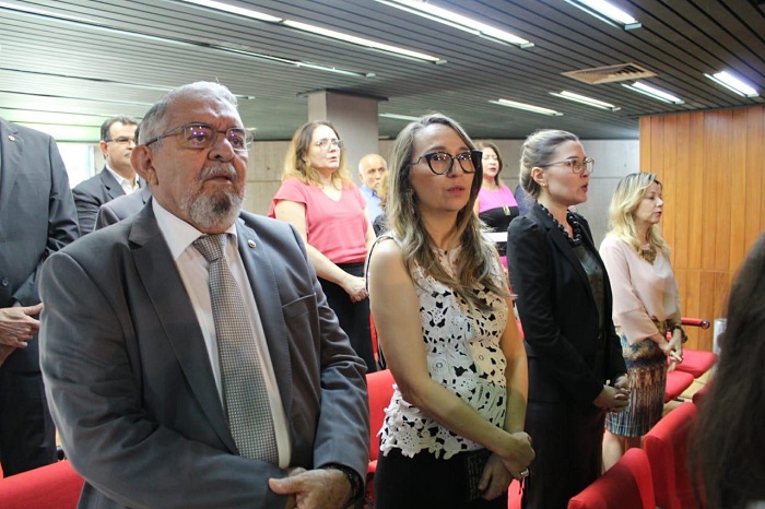 Pessoas de pé 