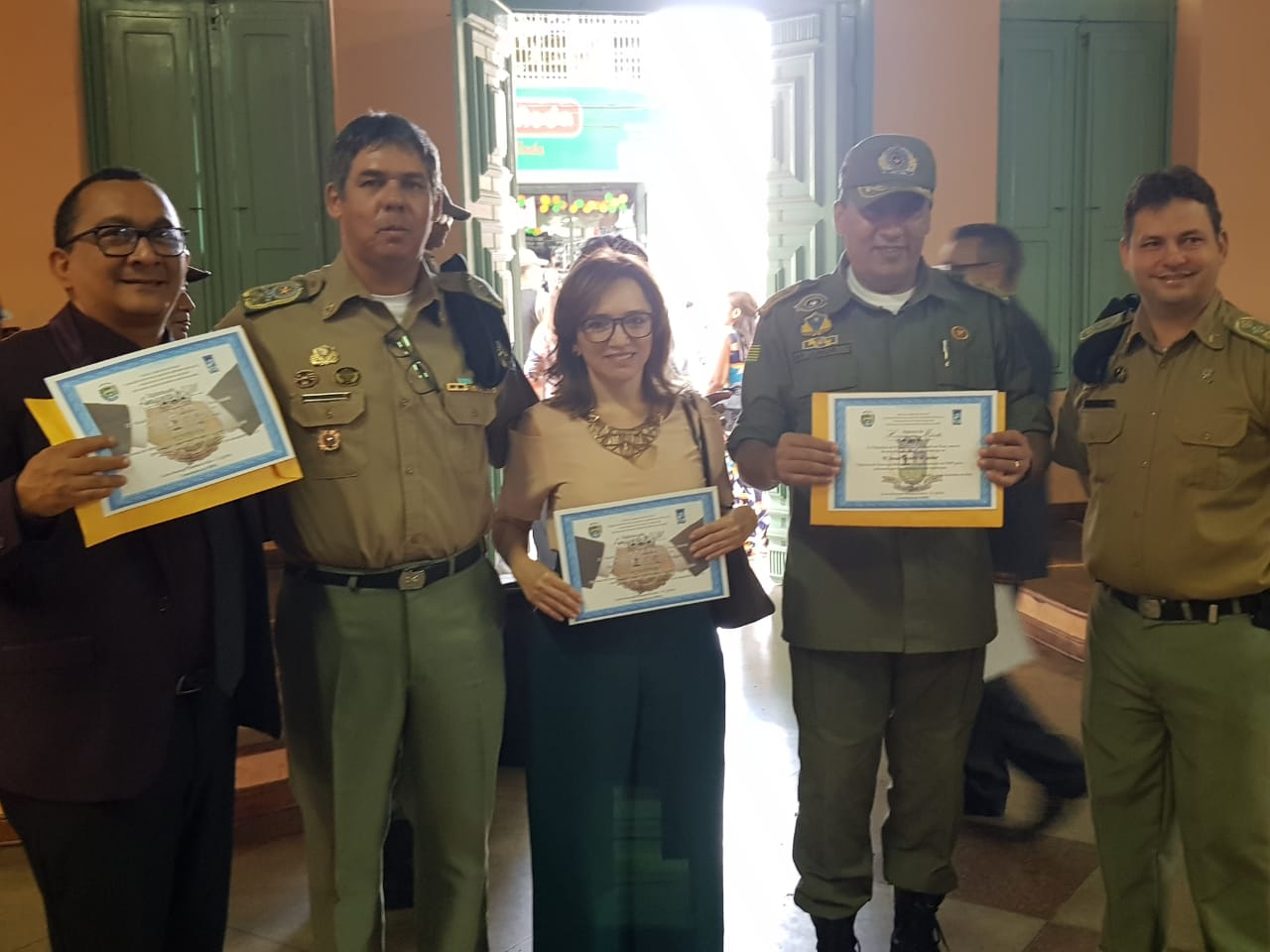 Grupo de policiais com personalidades homenageadas