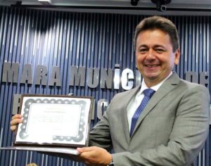 Promotor Eny Marcos com o título recebido