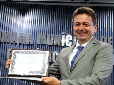 Promotor Eny Marcos com o título recebido