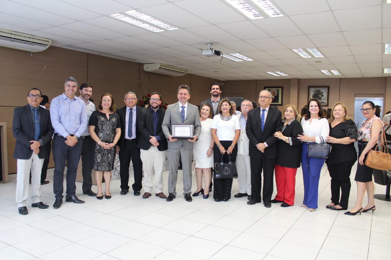 Promotor de Justiça agraciado, posando com outros membros do MPPI