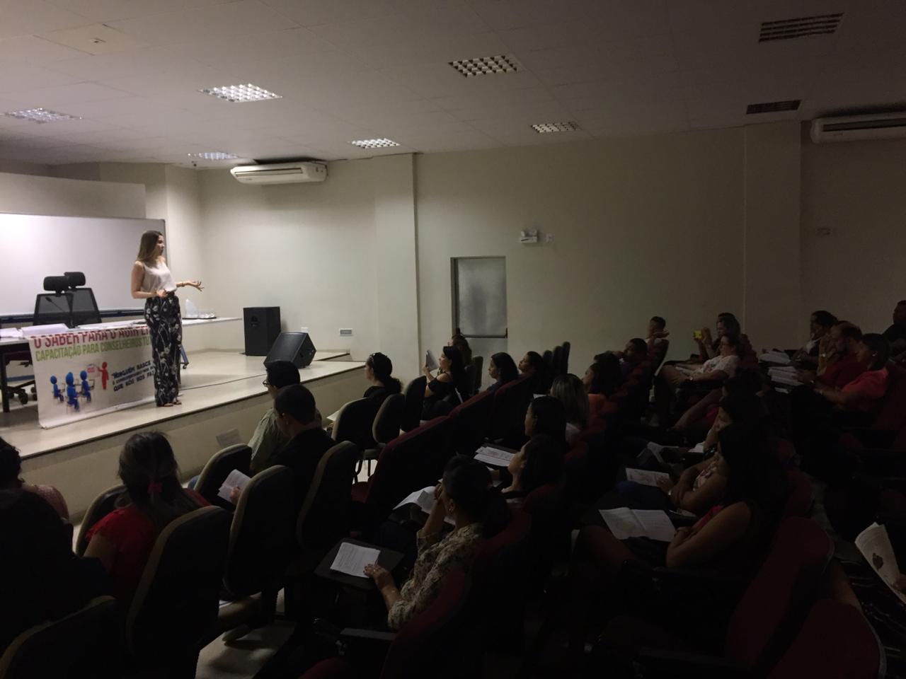Pessoas assistina à palestra da Promotora Lia Burgos