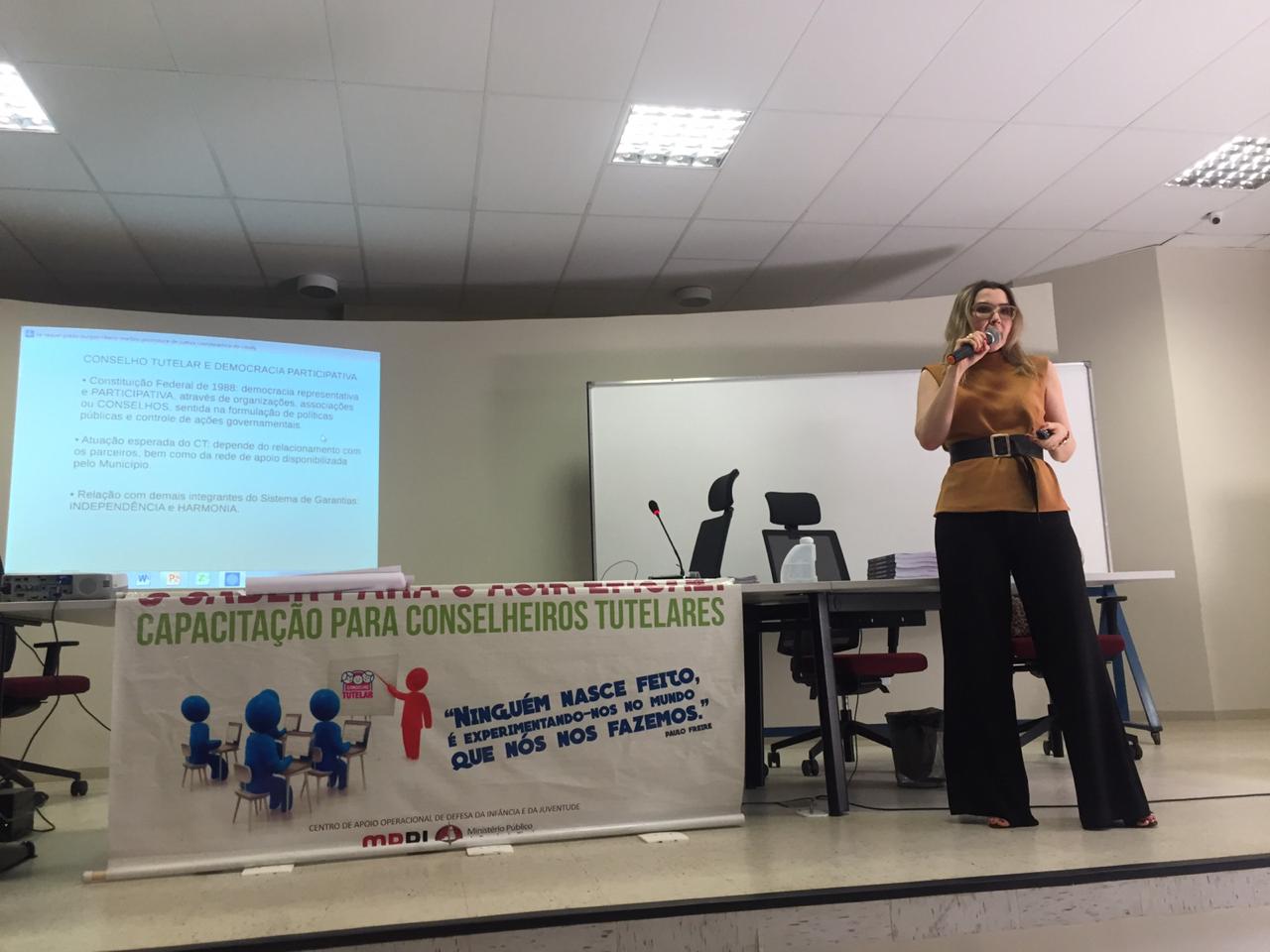 Promotora Lia Burgos palestrando