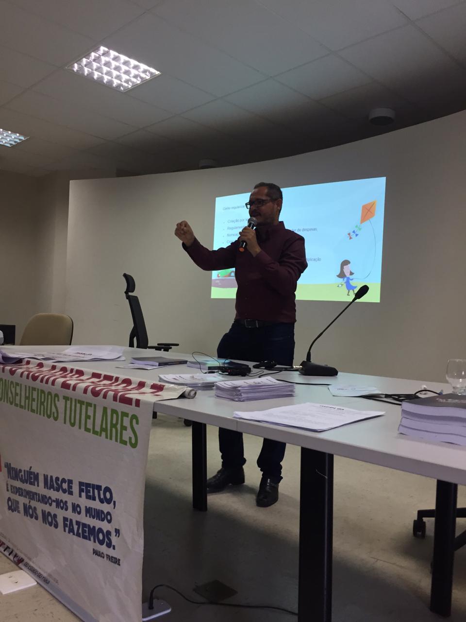 Assessor Claudeir Alcântara palestrando