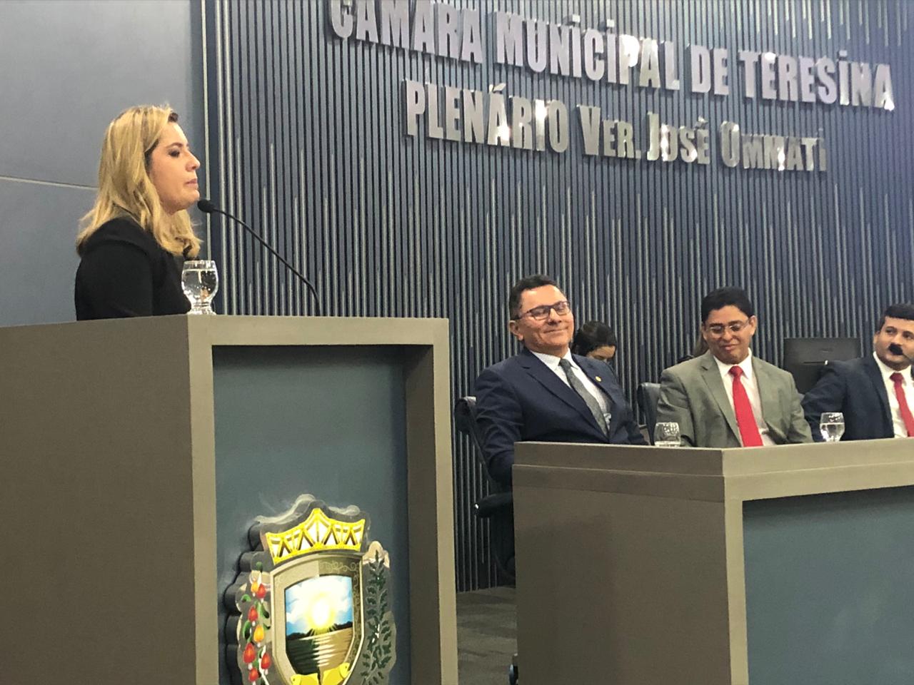 Promotora de Justiça Flávia Gomes Cordeiro discursando