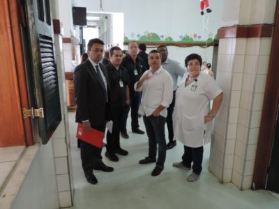 Pessoas de pé conversando