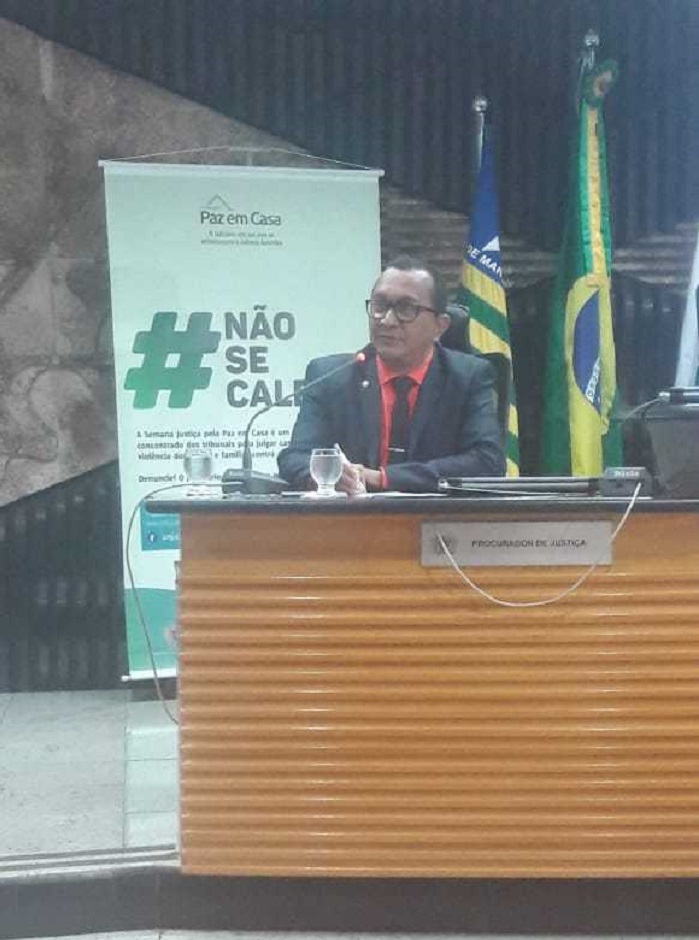 pessoas sentadas