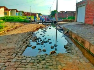 Buraco alagado em rua