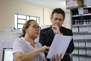 pessoas em pé